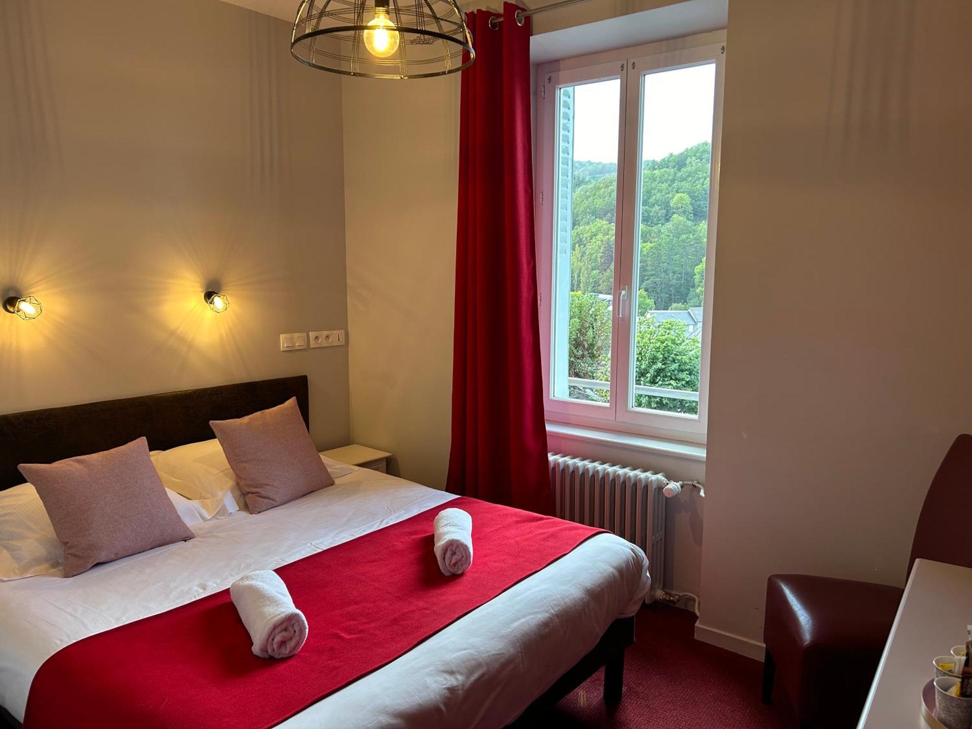 Logis Hotel De Paris Murol Exterior foto